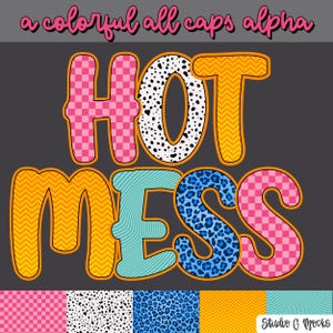 Può includere: Un design grafico colorato con le parole "HOT MESS" in grandi lettere. Le lettere presentano vari motivi, tra cui quadretti rosa, pois neri, chevron arancioni e stampa leopardata blu, con un contorno arancione. La frase "a colorful all caps alpha" è in alto.