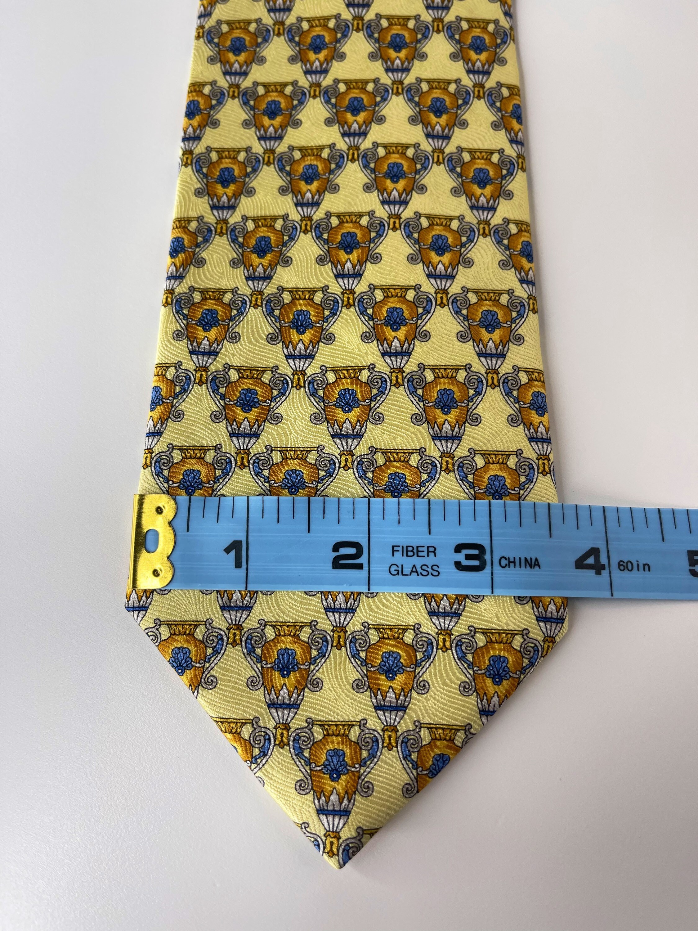 Gold burberry tie hot sale