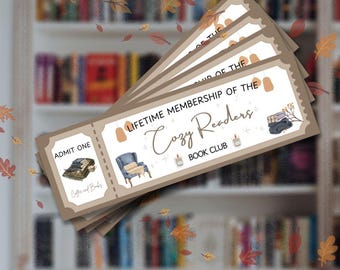 Op de afbeelding: Een stapel bruinachtige tickets met de tekst "LIFETIME MEMBERSHIP OF THE Cozy Readers BOOK CLUB". Elk ticket bevat illustraties van boeken, een stoel en kaarsen. De achtergrond toont een boekenkast met vallende herfstbladeren.