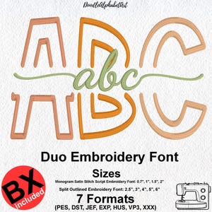 Op de afbeelding: Een borduurontwerp met de letters ABC in een unieke, gelaagde stijl, met het woord "abc" in een scriptlettertype. Het ontwerp bevat de tekst "Duo Embroidery Font" en maatdetails, samen met de tekst "7 Formats". Er is ook een pictogram van een naaimachine.