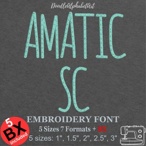 以下が含まれることがあります： 暗い灰色の背景に、ターコイズ色の刺繍フォント「AMATIC SC」が表示されています。「DoodleAlphabetArt」、「EMBROIDERY FONT」のテキストと、1インチ、1.5インチ、2インチ、2.5インチ、3インチのサイズ詳細が含まれています。赤い円は「5 BX included」を示しています。