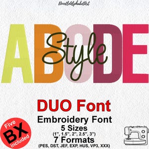 Op de afbeelding: Een kleurrijk borduurlettertype-ontwerp met de letters A, B, C, D en E. De letters zijn in verschillende kleuren, waaronder geel, oranje, roze, rood en paars. De tekst "DUO Font Embroidery Font" staat onder de letters, samen met de tekst "5 maten (1", 1,5", 2", 2,5", 3")" en "7 formaten (PES, DST, JEF, EXP, HUS, VP3, XXX)".