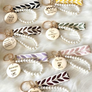 Porte clés personnalisé avec perles et ruban en tissu Cadeau unique pour toutes les occasions , marraine, mamie maman , parrain ,Atsem, papy