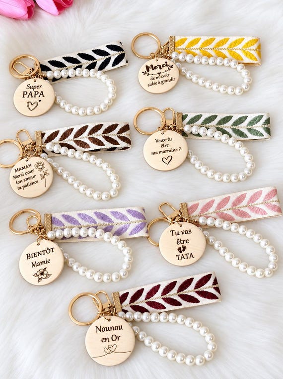 Porte clés personnalisé avec perles et ruban en tissu Cadeau unique pour toutes les occasions , marraine, mamie maman , parrain ,Atsem, papy