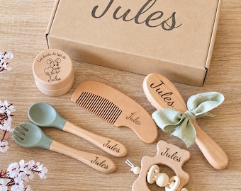 Coffret Cadeau Naissance Personnalisé en Bois Set de Soin et Repas Bébé Gravé  Brosse, Peigne, Hochet et Couverts  Cadeau Baptême Nouveau-né