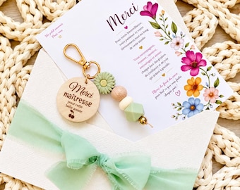 Personalisiertes Geschenk für Lehrkräfte/Erzieher – Gravierter Holzschlüsselanhänger mit floraler Dankeskarte – Geschenk zum Schuljahresende für Schule, Nanny oder Kita