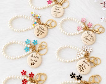 Elegancki brelok z perłowymi koralikami i kolorowymi kwiatami – personalizowany, wyjątkowy prezent dla matki chrzestnej, babci, nauczycielki, na Dzień Matki