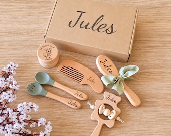 Coffret Cadeau Naissance Personnalisé en Bois Set de Soin et Repas Bébé Gravé  Brosse, Peigne, Hochet et Couverts  Cadeau Baptême Nouveau-né