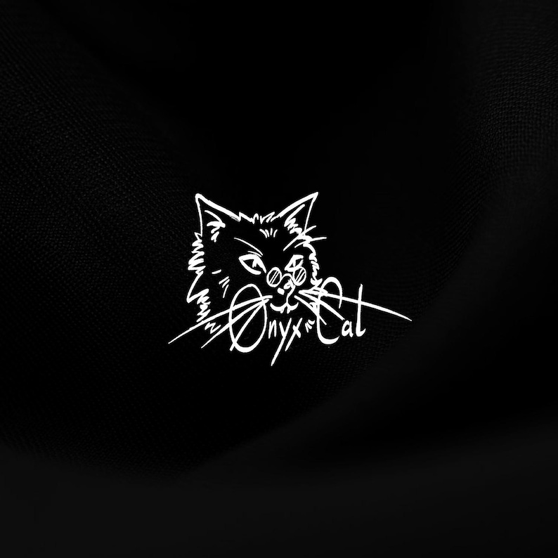 Puede incluir: Una ilustraci&oacute;n en blanco y negro de la cara de un gato con el texto "Onyx Cat" debajo.