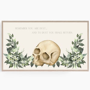 Puede incluir: Una ilustración de acuarela de un cráneo humano con flores blancas y hojas verdes que lo rodean. El texto "Recuerda que eres polvo... y al polvo volverás." está escrito sobre el cráneo.