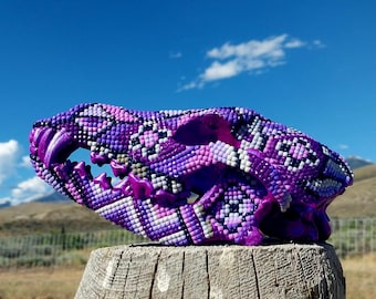 Huichol Style Lila Koyoten Schädel