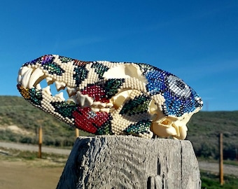 Tatuaje de flores con cuentas hechas a mano y calavera de coyote