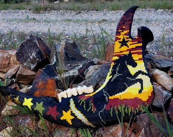 牛の顎骨に乗った野生の馬の手刺繍