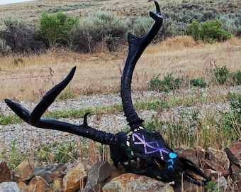 Venado mula con runas vikingas, bordado a mano con cuentas, inspirado en la cultura huichol.
