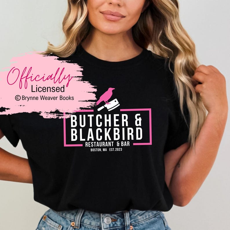 以下が含まれることがあります： 「Butcher & Blackbird Restaurant & Bar Boston, MA Est. 2023」というピンクのグラフィックデザインが施された黒いTシャツ。ピンクの鳥がピンクの肉屋のナイフをテキストの上に持っています。