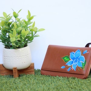 Cartera de cuero pintada a mano, Cartera de mujer pintada a mano, Cartera de mandala de naturaleza pintada, Cartera de loto, Cartera personalizada