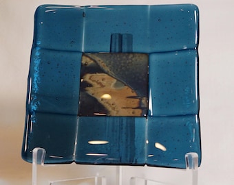 Plato de vidrio fusionado: vidrio azul acero y madera petrificada.