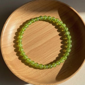 Bransoletka z peridotu - 4 mm oliwkowo-zielona, delikatna bransoletka z kryształkami - minimalistyczna biżuteria boho, elastyczna, składana