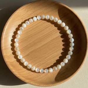 Perlmutt Armband - 4 mm weiße Muschel Perlen Zierliches Armband - Minimalistischer Boho Schmuck, stapelbar, elastisch
