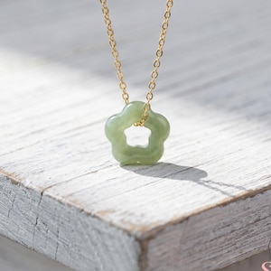 Collar con dije floral de jade verde natural – Gargantilla minimalista y delicada con cadena chapada en oro – Joyería para combinar, ajustable