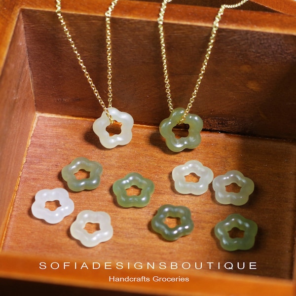 Colgante de flor de jade verde natural - Accesorio de bricolaje de piedra de jade minimalista Cadena chapada en oro ajustable - Collar delicado de cristal de jade