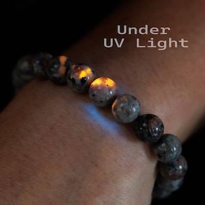 Bracelet en pierre naturelle Yooperlite Bracelet extensible avec pierres précieuses flammes réactives aux UV Bracelet de guérison spirituelle Cadeau pour lui, cadeau pour elle image 4