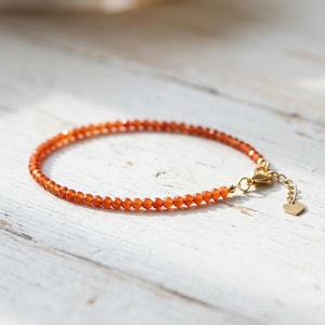 Pulsera de cornalina, delicadas pulseras de cuentas impermeables, joyería de piedra natal, joya minimalista, acero inoxidable, apilable.