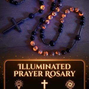 K&ouml;nnte beinhalten: Beleuchteter Gebetsrosenkranz mit schwarzen Perlen und einem matten Kreuz. Die Perlen leuchten orange unter UV-Licht. Der Text auf dem Bild lautet "Illuminated Prayer Rosary".