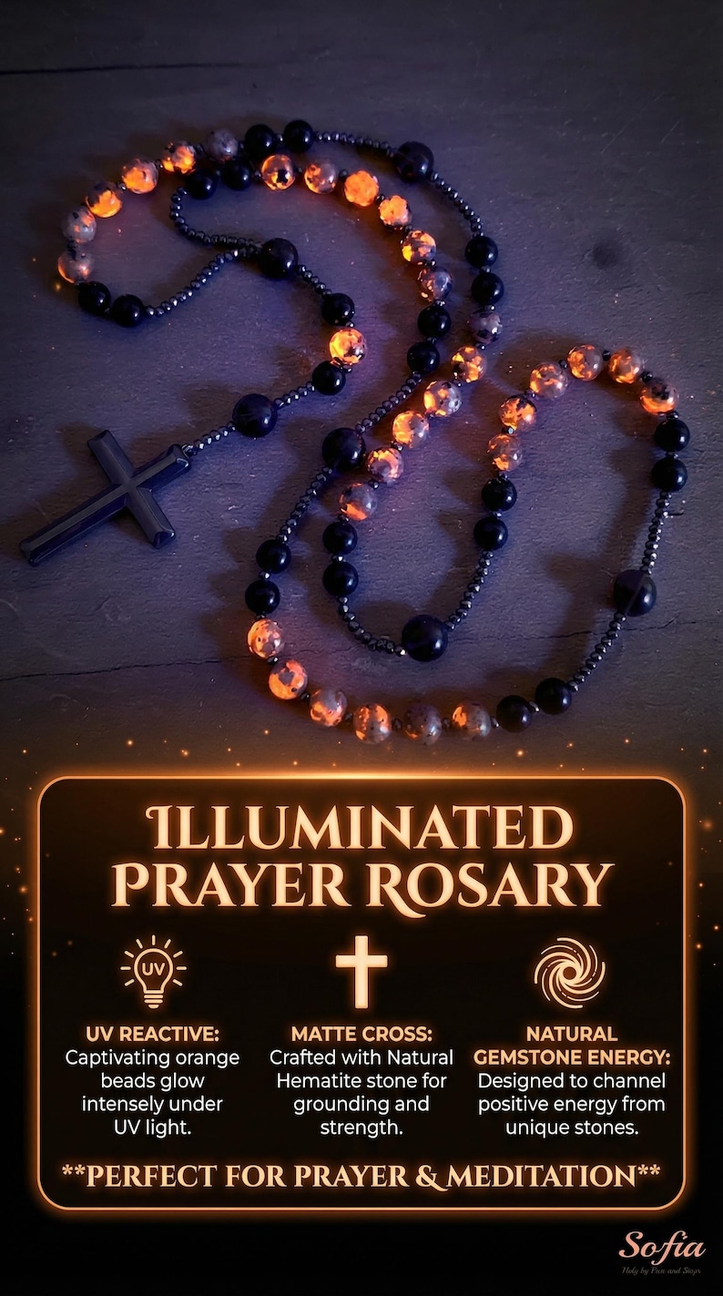 K&ouml;nnte beinhalten: Beleuchteter Gebetsrosenkranz mit schwarzen Perlen und einem matten Kreuz. Die Perlen leuchten orange unter UV-Licht. Der Text auf dem Bild lautet "Illuminated Prayer Rosary".