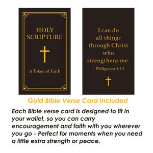 Puede incluir: Dos tarjetas negras de vers&iacute;culos b&iacute;blicos con texto dorado y una cruz dorada. Una tarjeta dice "Holy Scripture" y "A Token of Faith". La otra tarjeta dice "I can do all things through Christ who strengthens me." y "Philippians 4:13."