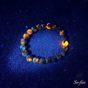 Bracelet en pierre naturelle Yooperlite Bracelet extensible avec pierres précieuses flammes réactives aux UV Bracelet de guérison spirituelle Cadeau pour lui, cadeau pour elle image 1
