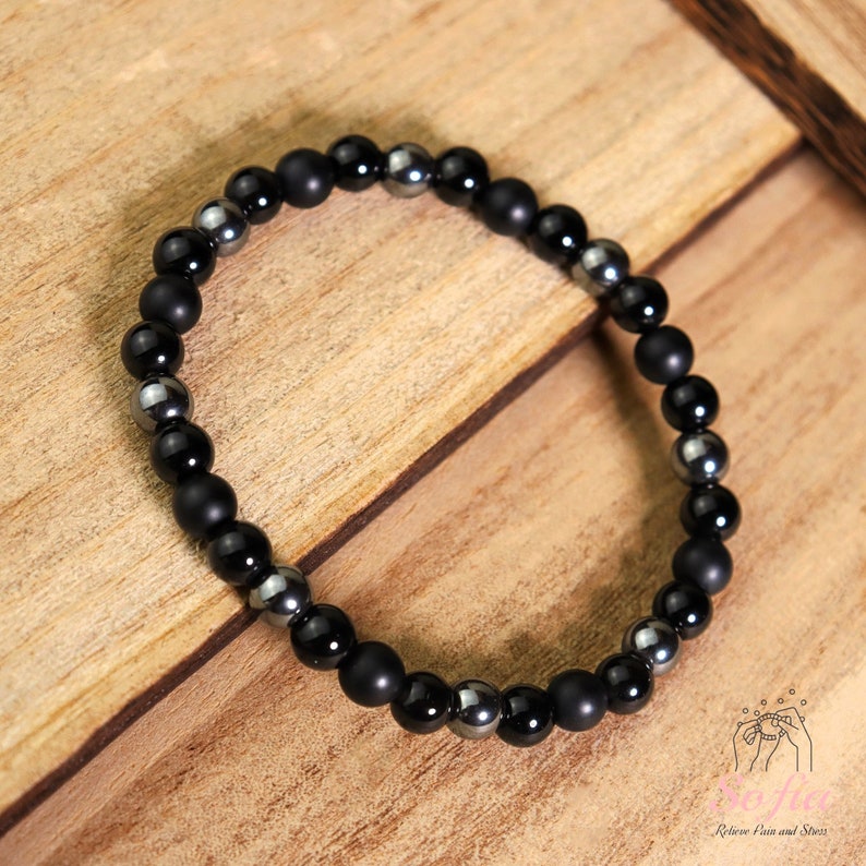 Peut inclure: Bracelet en perles noires et argent&eacute;es avec des perles noires mates et des perles d'h&eacute;matite argent&eacute;es.