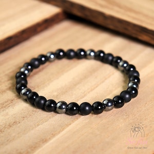 Peut inclure: Bracelet en perles noires alternant onyx noir et h&eacute;matite.