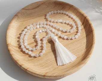 Colar de contas mala de selenita - Colar de borla com nó de cristal de cetim - Rosário com borla de 108 contas mala - Colar de oração