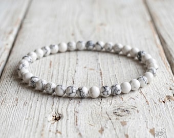 Pulseira de Howlita - Pulseira Delicada com Cristais de 4 mm - Joia Boho Minimalista, Empilhável, Elástica