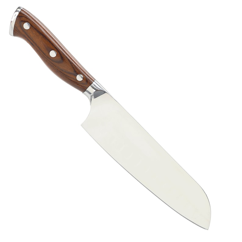Puede incluir: Un cuchillo de chef de acero inoxidable con mango de madera marr&oacute;n. El cuchillo tiene una hoja afilada y una punta redondeada.