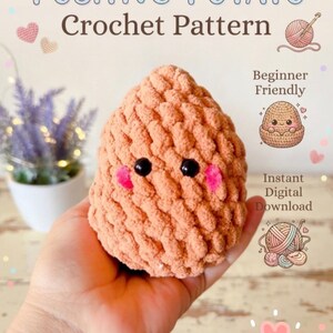 Può includere: Un peluche a forma di patata lavorato all'uncinetto color beige con occhi a perla neri e guance rosa. Il testo recita: POSITIVE POTATO Crochet Pattern, Beginner Friendly e Instant Digital Download, con illustrazioni di gomitoli e cuori.