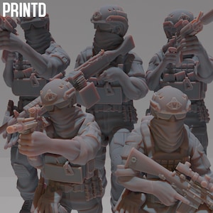 Op de afbeelding: Vier grijze plastic miniatuurfiguurtjes van soldaten in camouflagekledij en met wapens. De figuurtjes zijn in verschillende actiehoudingsposes geposeerd.