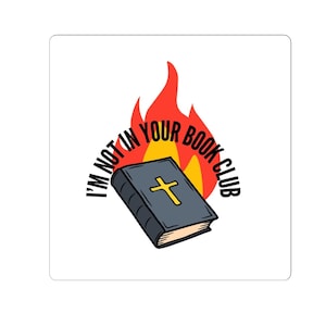 Puede incluir: Una pegatina con una ilustración de dibujos animados de una Biblia con una cruz dorada en la portada, sobre un fondo de llamas. El texto "I'M NOT IN YOUR BOOK CLUB" está arqueado en la parte superior de la imagen.