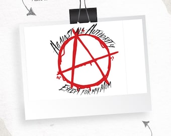 Può includere: Un adesivo rettangolare con un simbolo di anarchia rosso e il testo nero AGAINST ALL AUTHORITY EXCEPT FOR MY MOM. L'adesivo è tenuto da una clip nera. Il testo include Macabre in the Making utilizes skills in traditional media, as well as Procreate, Adobe, and Canva e NO AI used in the creation or advertisement of this sticker.