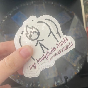 Mijn kontje doet pijn | Sticker | Meme | Wijnstok | Gagcadeau | Slaapzaal | Aprildwazen | PDS | Kronen | Zweren | Aambeien | Anale Kloof | Colonoscopie