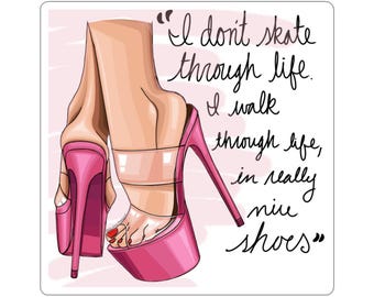 Può includere: Un adesivo quadrato con l'illustrazione di due piedi che indossano scarpe con tacco alto e plateau, suole rosa e cinturini trasparenti. Il testo recita: I don't skate through life. I walk through life, in really nice shoes, in corsivo nero.