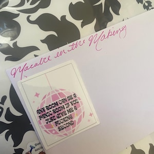 Jeder Raum kann ein Panikraum sein, wenn du mir nur einen kurzen Moment gibst | Aufkleber | Lustiger Sticker | Mem | Laptop Aufkleber