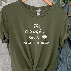 Niall horan st Patrick’s day t-shirt, the only Irish I kiss is Niall horan shirt, cute Niall horan shirt, one direction, st Patrick’s day