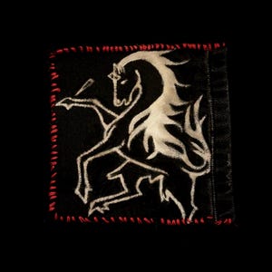 eine Vielzahl von handgemachten Patches - aufgenähtes recycled denim