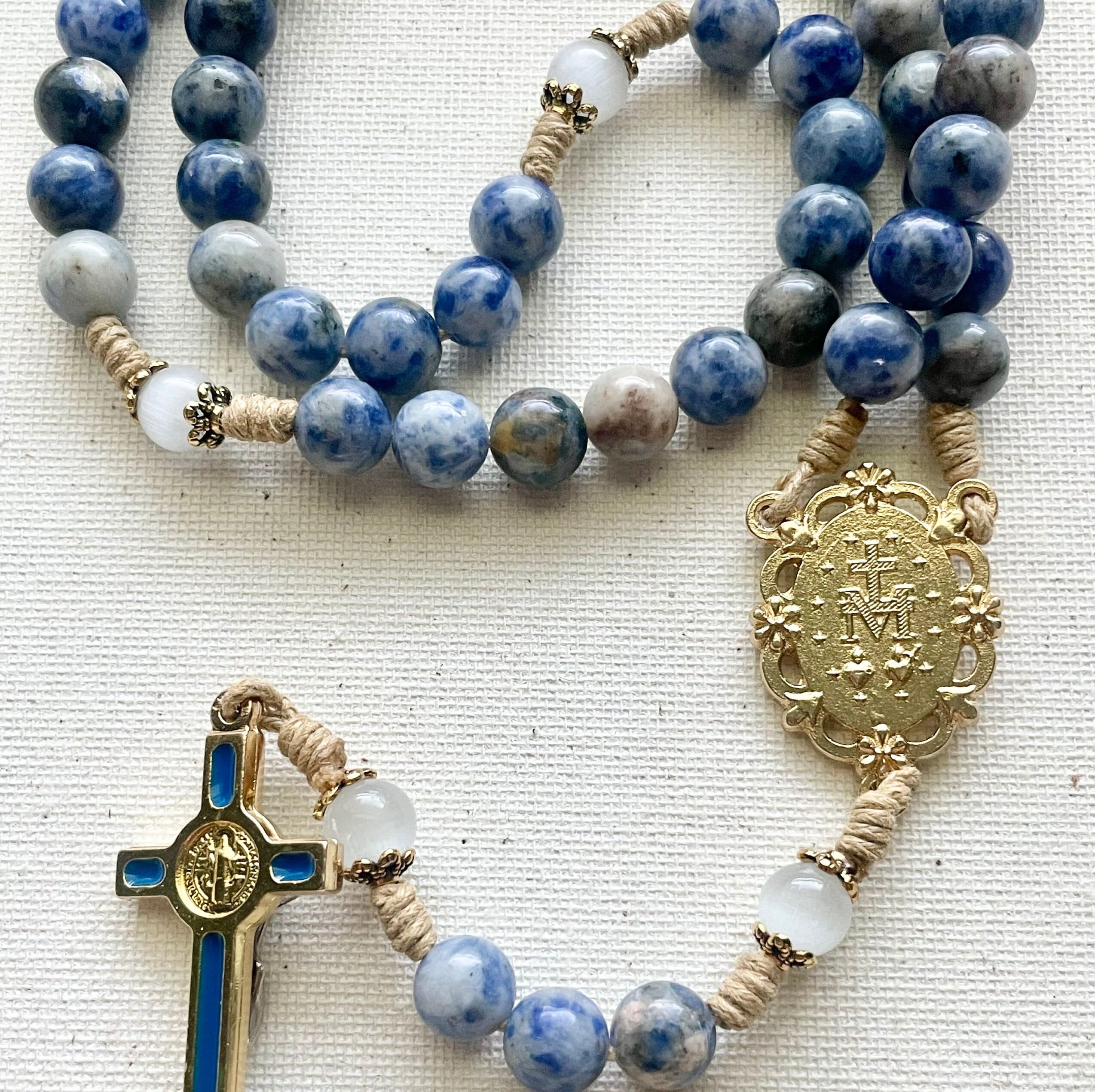 Wundertätiger Rosenkranz mit Medaille – handgefertigt mit blauen Steinperlen und strapazierfähiger Kordel – Gebet und Hingabe – Jesus, Maria und Josef, katholisches Geschenk zu Ostern