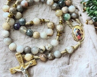 Rosario de cuentas de piedra de Nuestra Señora Desatadora de Nudos – Hecho a mano con crucifijo italiano