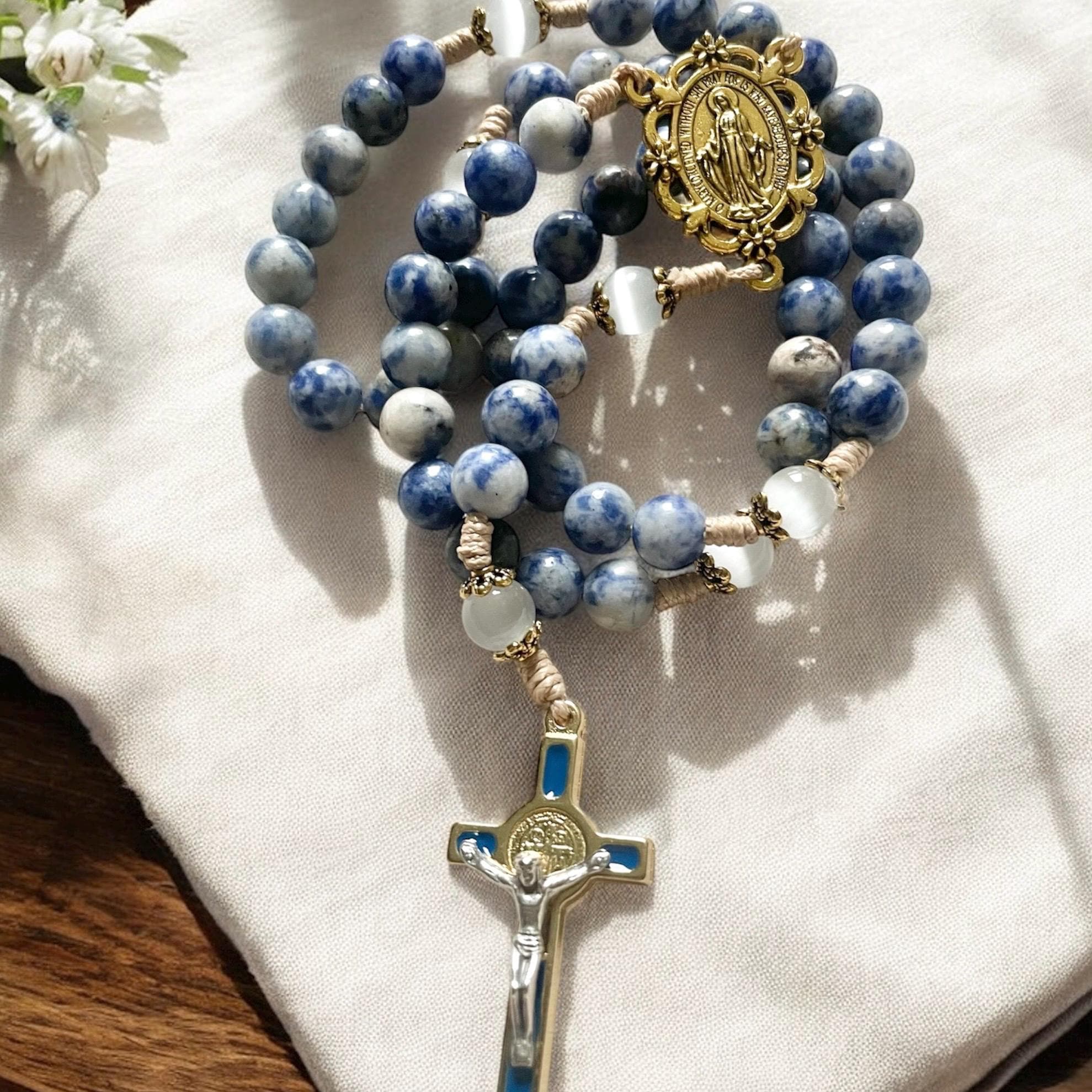 Wundertätiger Rosenkranz mit Medaille – handgefertigt mit blauen Steinperlen und strapazierfähiger Kordel – Gebet und Hingabe – Jesus, Maria und Josef, katholisches Geschenk zu Ostern