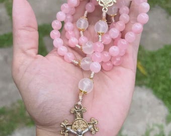 Rosario de cuarzo rosa hecho a mano – Medalla Milagrosa, Crucifijo de San Benito (cordón resistente)
