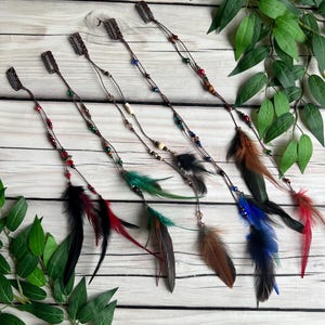 Pinza para el pelo con plumas estilo bohemio: joyería con rastas y cuentas trenzadas